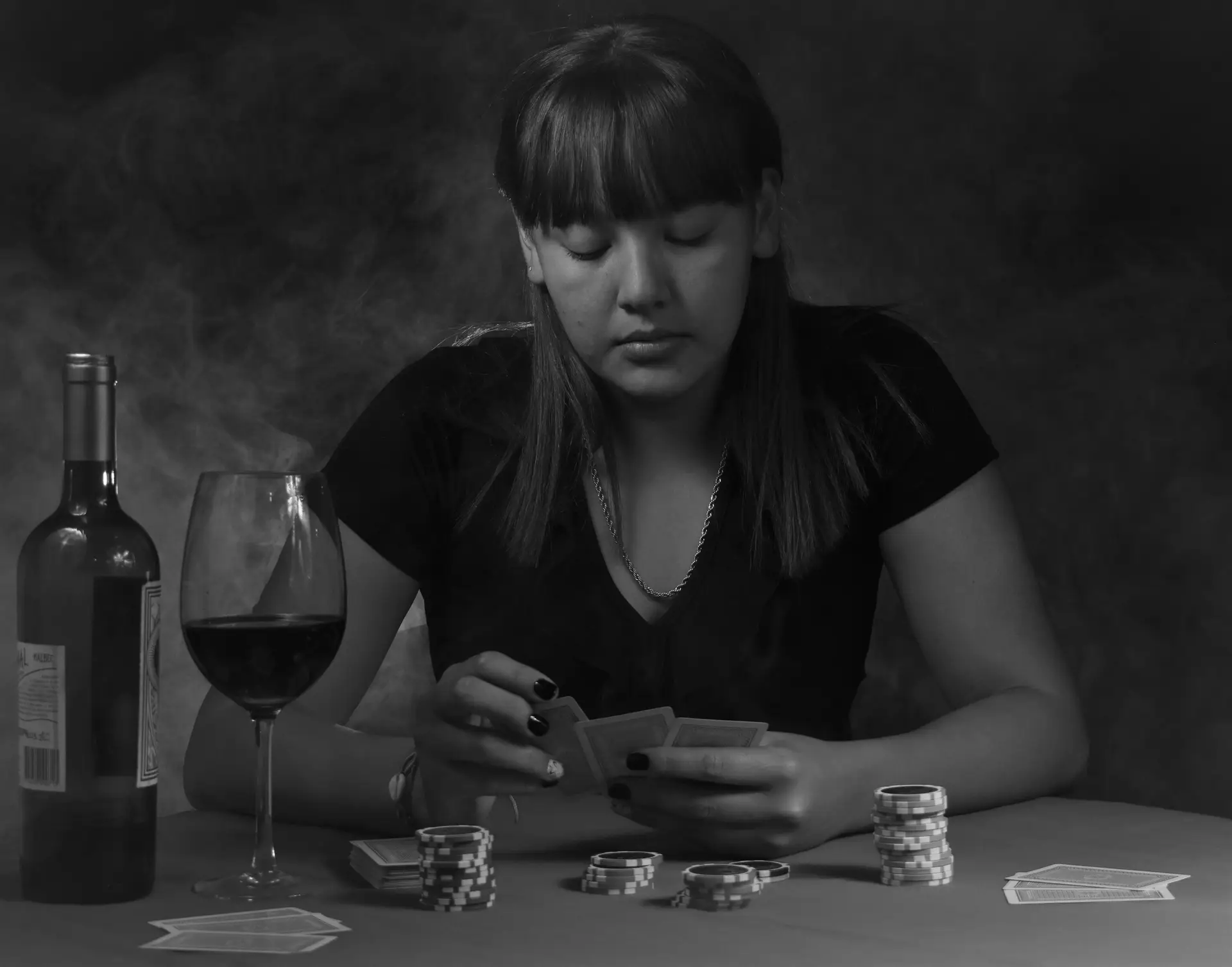 Frau am Spieltisch in gehobenem privaten Ambiente mit Chips