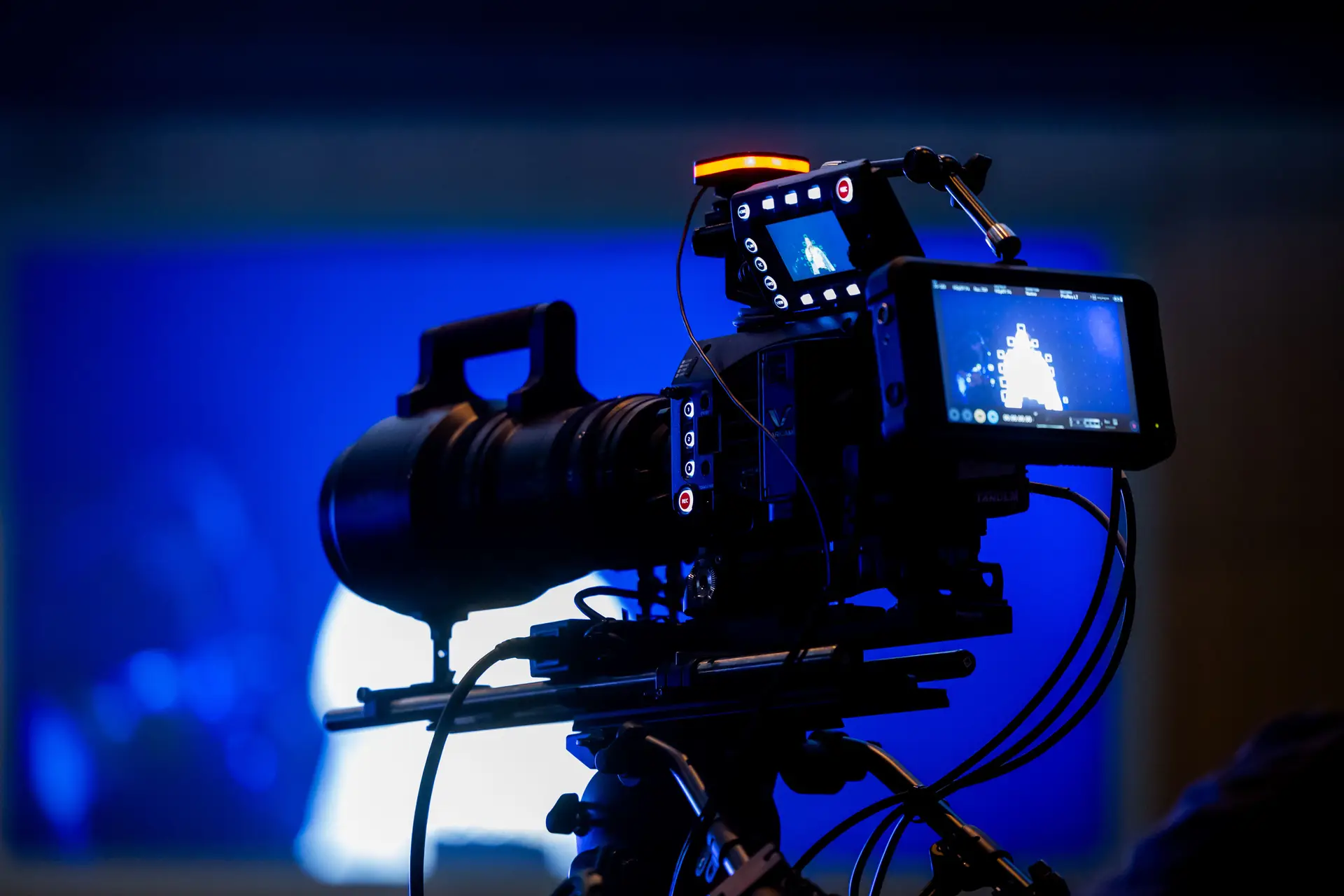 Professionelles Filmkamera-Rig im Studio mit dramatischer Beleuchtung für Casino-Szenen