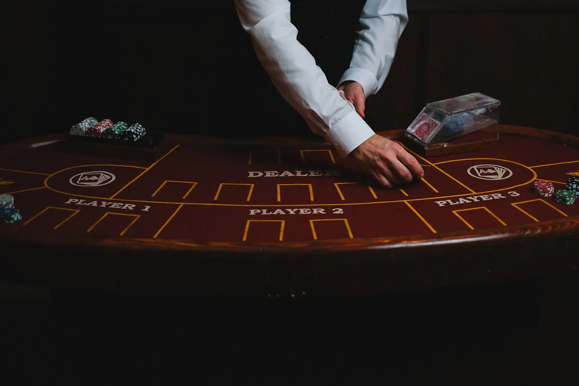 Szene aus Casino 1995 mit Spielkarten und Croupier am Spieltisch