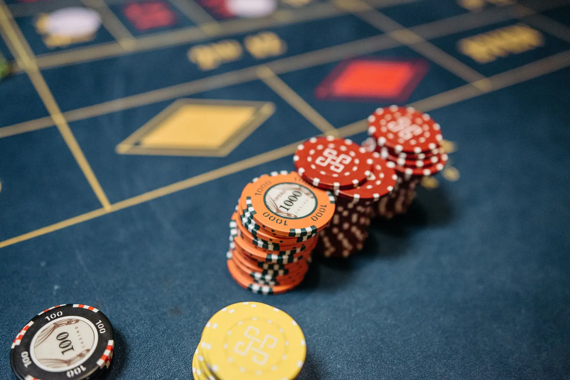 Dunkler Casinotisch zu Casino Royale