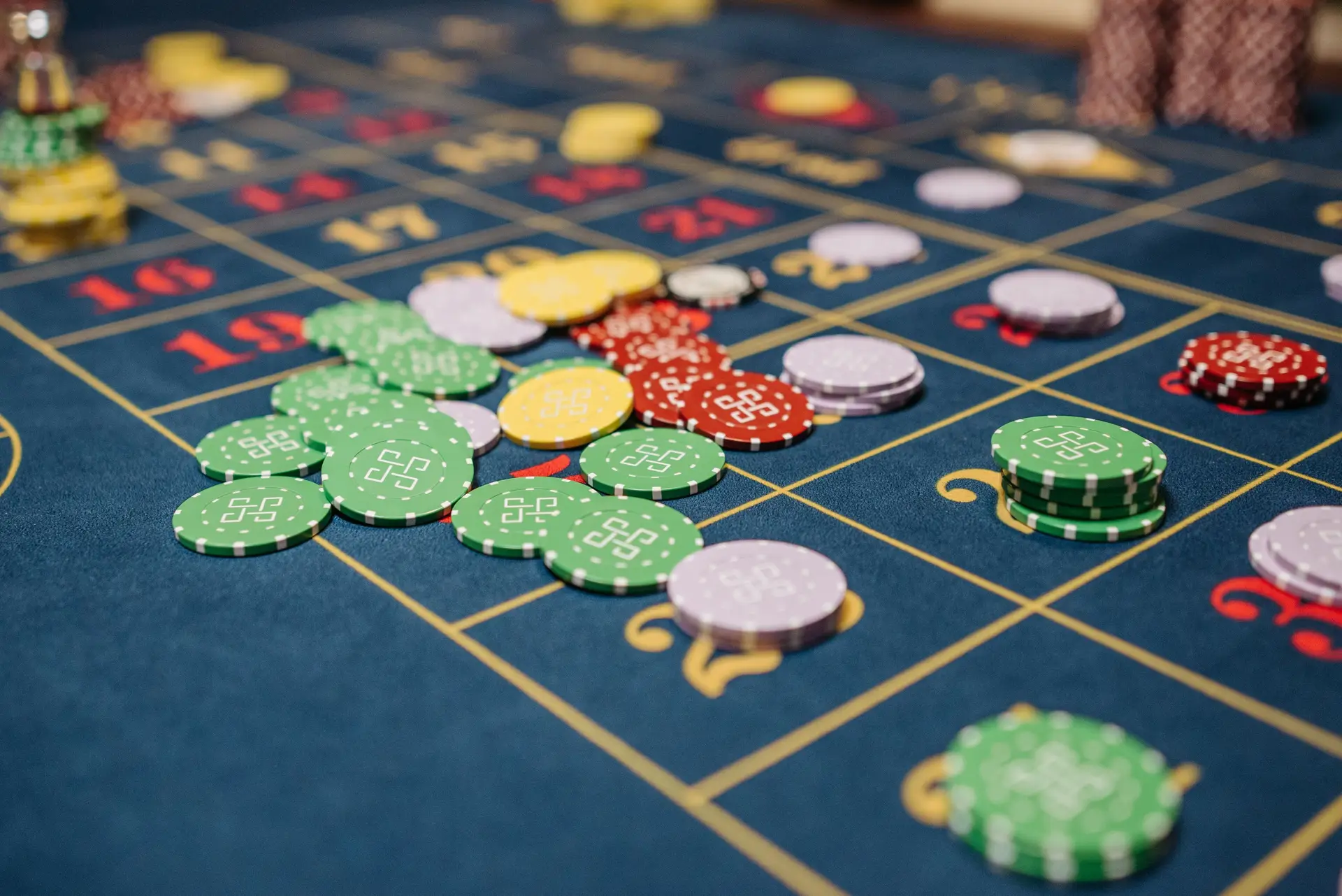 Verstreute Jetons auf Spieltisch zu Molly's Game