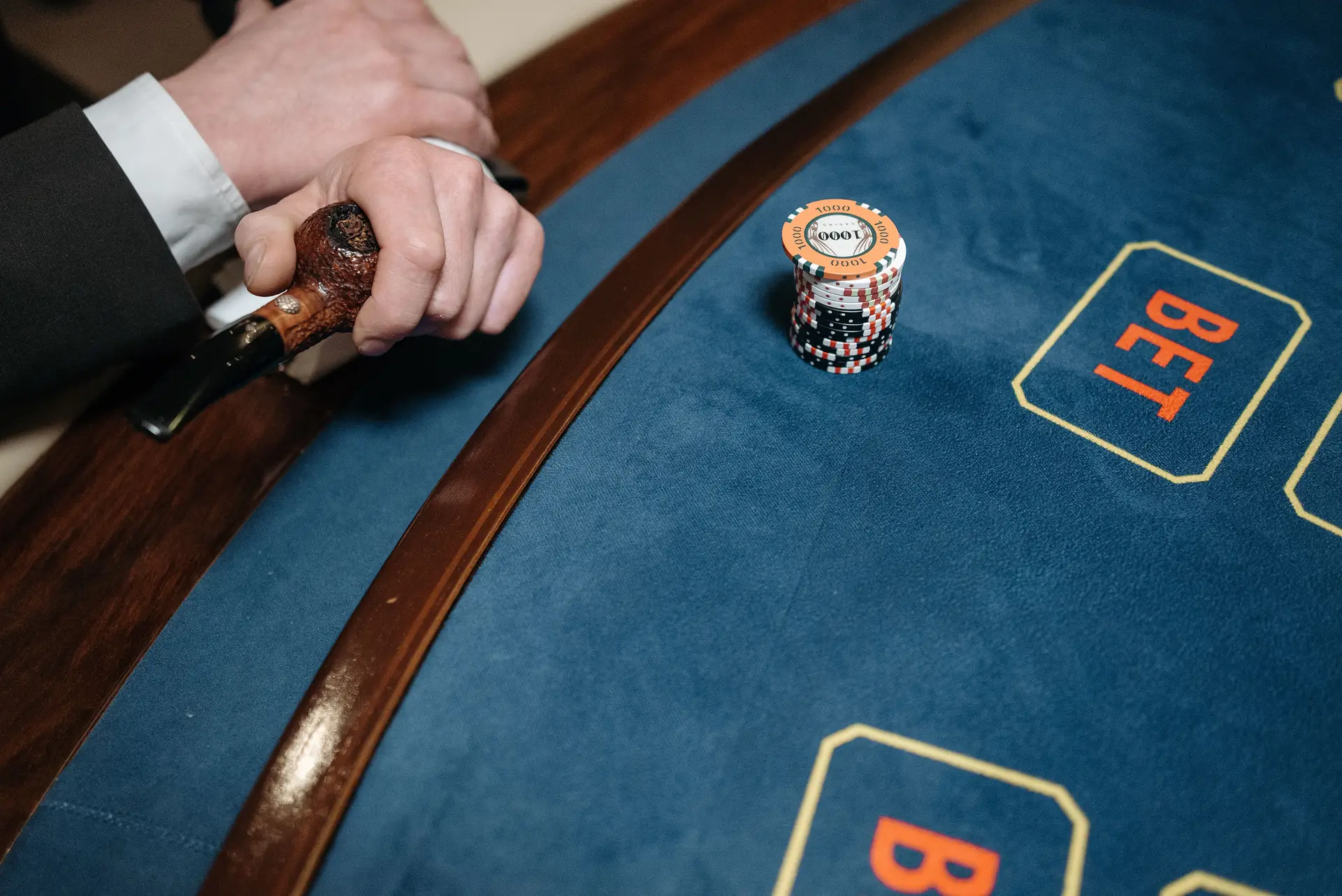 Spielchips und Requisiten in dramatischer Nahaufnahme