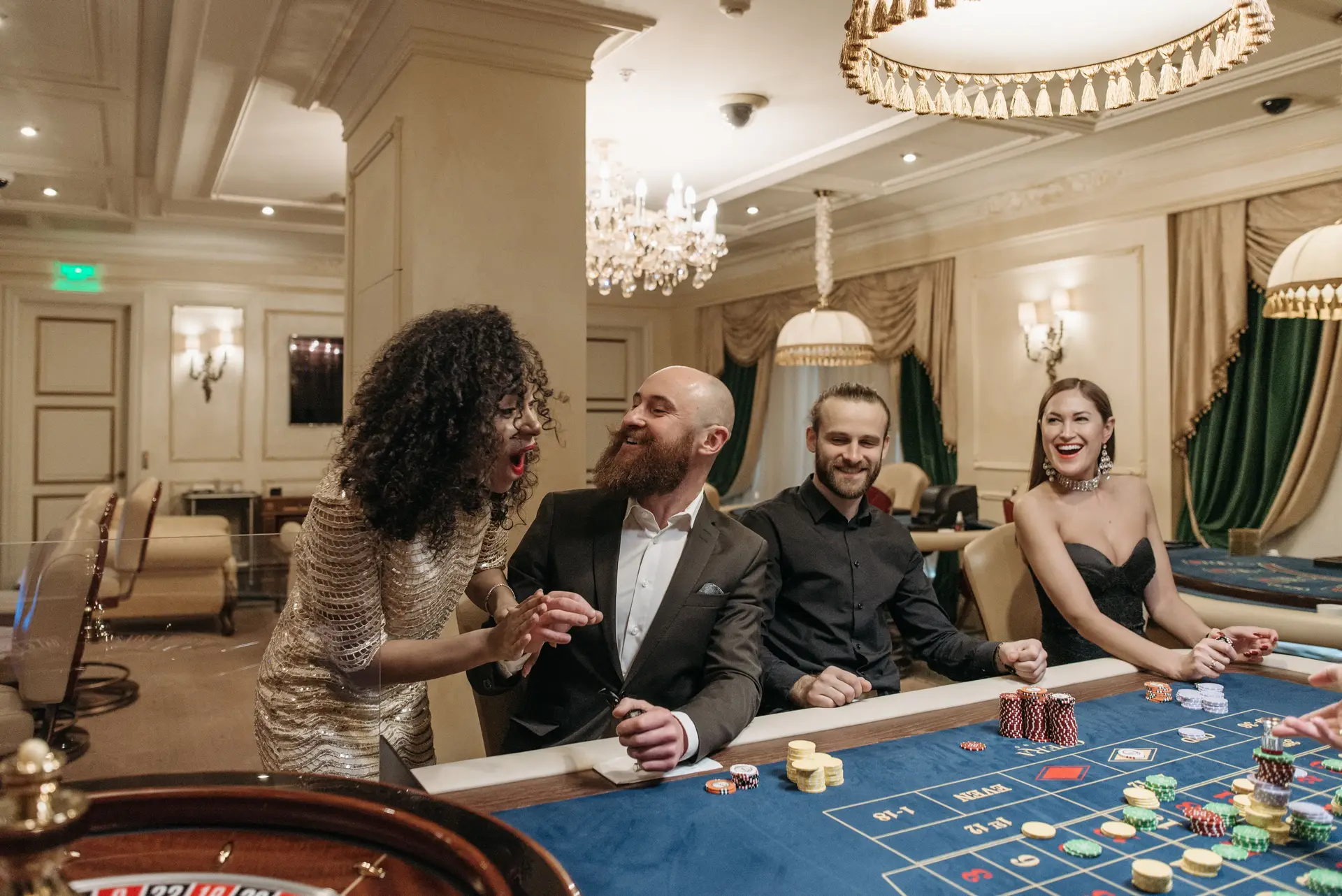 Filmische Pokerszene im Halbdunkel